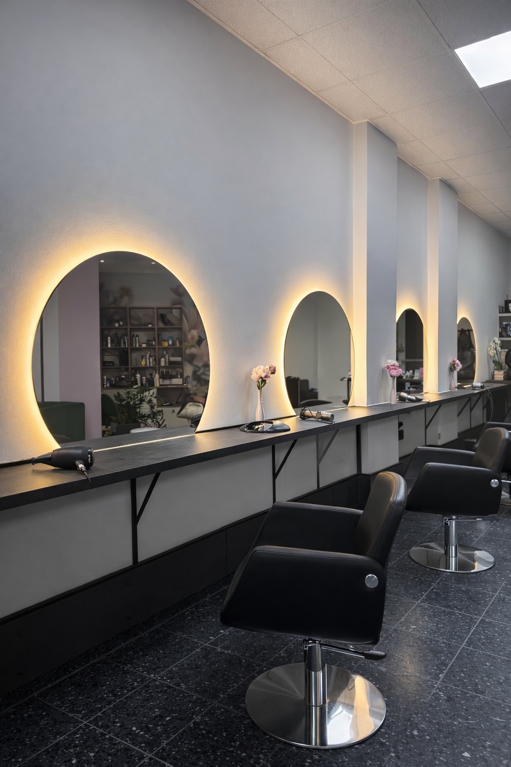 Friseursalon Zerrin & Friseure in Berlin-Südende, Innenansicht mit beleuchteten Bogenspiegeln